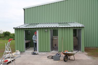Küche und Toiletten im Bau auf dem Campingplatz Flugplatz Grasberg