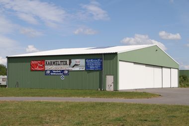 grüne Flugzeughalle (Hangar) auf dem Flugplatz Grasberg